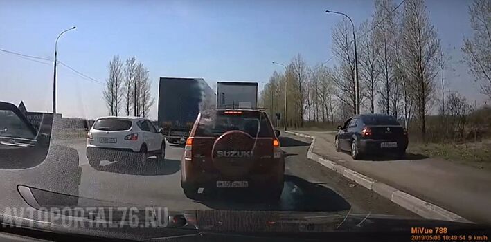 Костромич стал звездой соцсетей, когда объехал пробку по тротуару