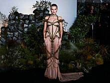 Оголяющий тело наряд Марго Робби на премьере фильма сравнили с бабушкиной занавеской