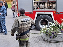 Больше 80 спасателей тушат масштабный пожар в жилом доме в Калининграде