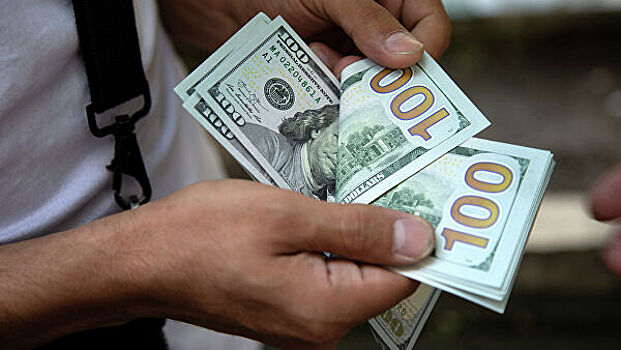 Аналитик рассказал о нюансах хранения денег в долларах