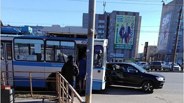 В Кирове столкнулись троллейбус и легковой автомобиль