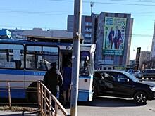 В Кирове столкнулись троллейбус и легковой автомобиль