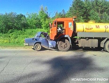 В Исаклинском районе при лобовом столкновении с грузовиком погиб водитель легковушки