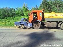В Исаклинском районе при лобовом столкновении с грузовиком погиб водитель легковушки