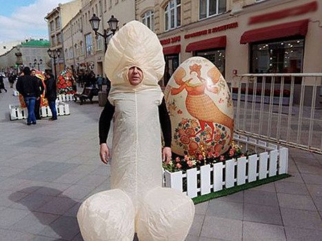 Лобков в костюме пениса на фоне пасхальных яиц оскорбил Милонова