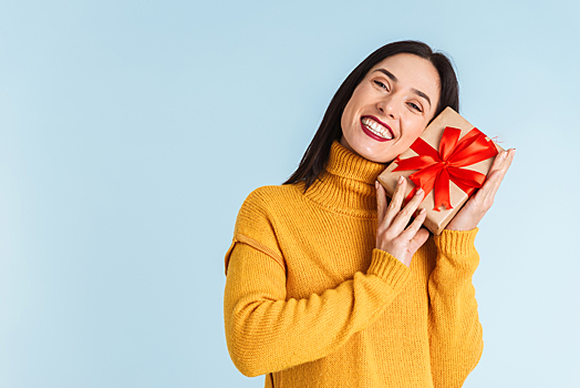 Что подарить девушке на 8 марта