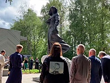 В Подмосковье открыли памятник Дугиной