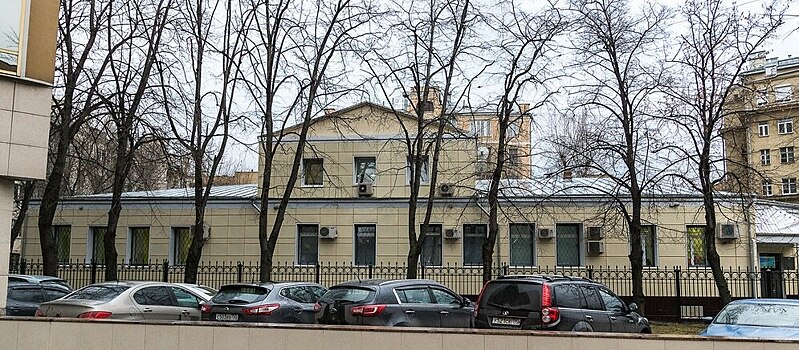 Улица Плющиха: с какой крыши прыгнул Лев Толстой и где на самом деле снимали «Три тополя»?