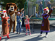 В Надыме школьники развлекают малышей и ремонтируют детские площадки