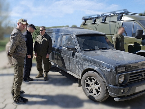 Дальний Восток передал бойцам в ДНР бронированный автомобиль и снегоболотоходы