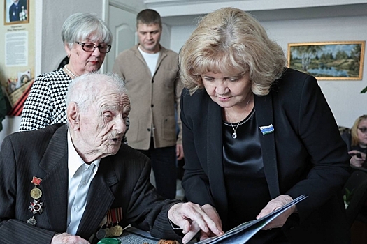 Людмила Бабушкина вручила ветеранам из Богдановича медали к 80-летию Победы