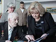 Людмила Бабушкина вручила ветеранам из Богдановича медали к 80-летию Победы