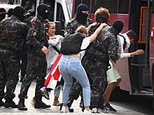 Студенты в Минске прорвали оцепление у здания КГБ