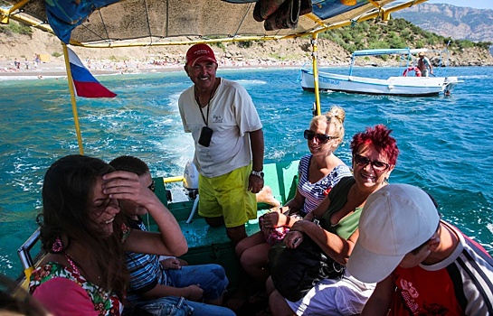 Власти Крыма начали отбирать у жителей российские паспорта