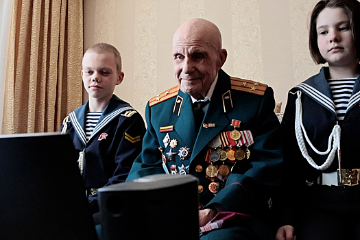 В Новосибирске военнослужащие ЦВО и юнармейцы поздравили 100-летнего ветерана с годовщиной Великой Победы