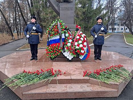 В Екатеринбурге прошел торжественный митинг ко Дню памяти сотрудников МВД