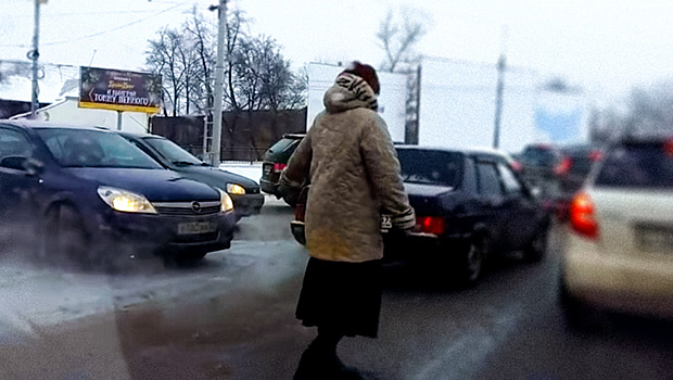 Мама пришла на помощь сыну в пробке