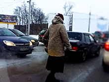 Мама пришла на помощь сыну в пробке