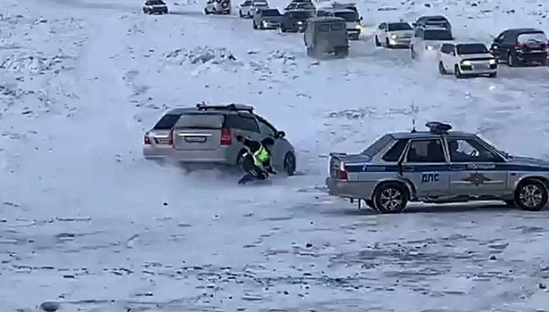 Лихач сбил полицейского, пытавшего не пустить его на закрытую ледовую переправу. Видео