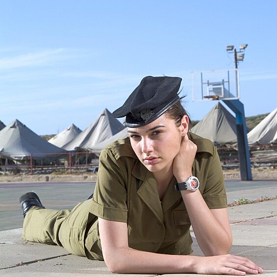Два года будущая звезда Голливуда отслужила в Армии обороны Израиля в качестве фитнес-инструктора. 