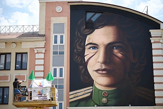 Итальянец создал в Геленджике мурал, посвященный герою ВОВ