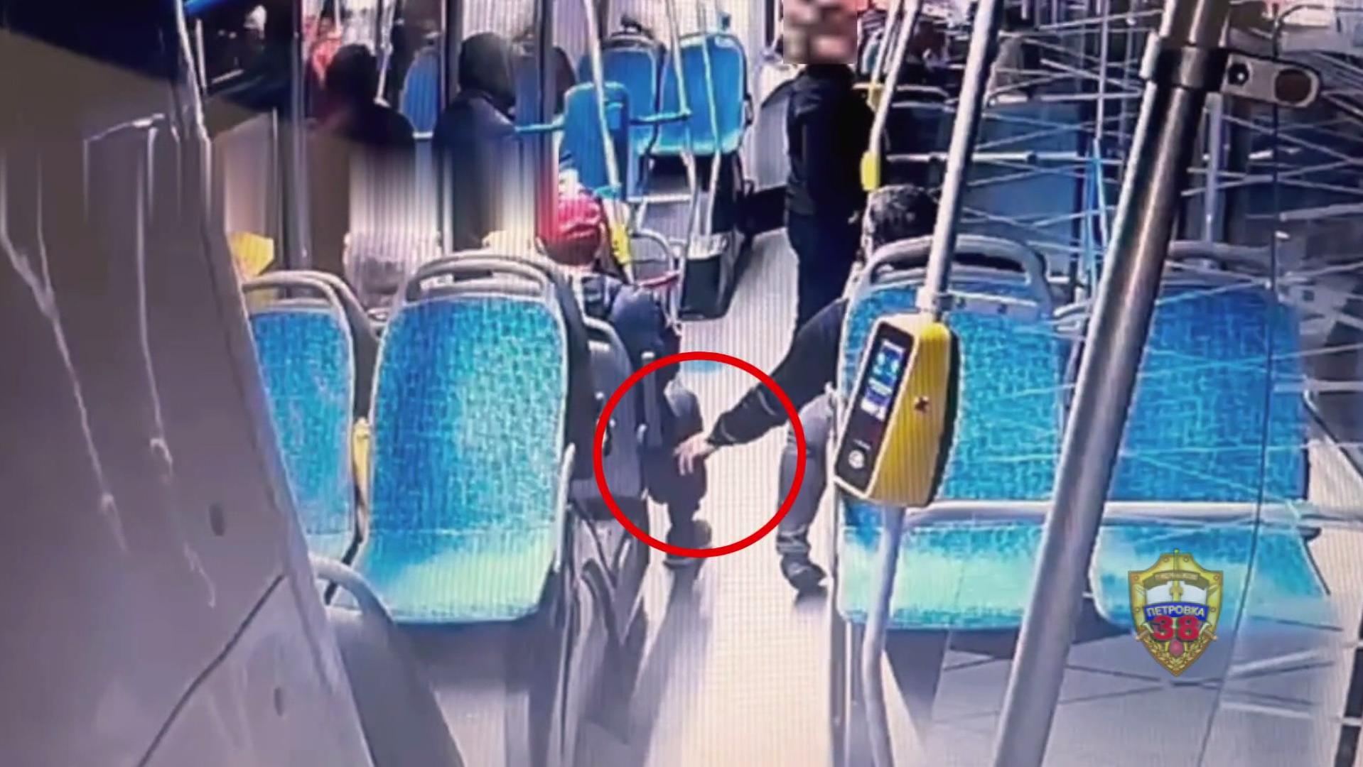 Оперативниками Москвы раскрыта кража телефона стоимостью 115 тысяч рублей у пассажира автобуса