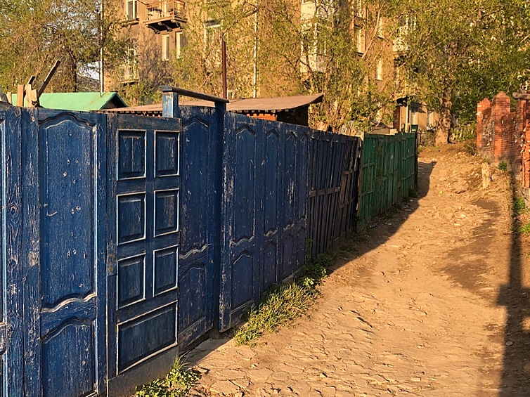 Забор из дверей.