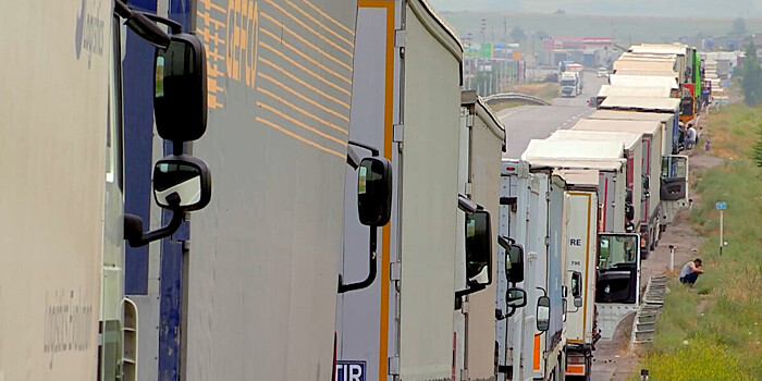 На выезде из Казахстана в Узбекистан застряли 400 фур: водители жалуются на «толкачей»