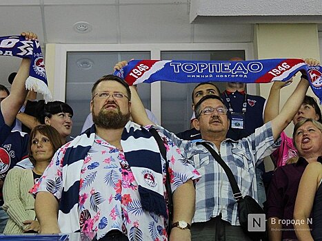 Болельщики нижегородского «Торпедо» споют военные песни на матче с хабаровским «Амуром»