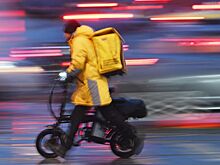 В Москве курьер на велосипеде попал под электробус