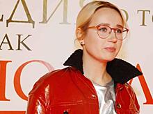 «Сестренка сама все придумывала»: Клава Кока похвасталась своим платьем с накидкой из долларов