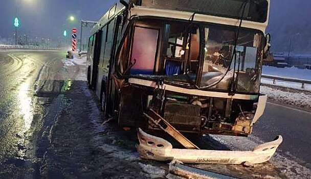 В Сочи снегоуборочная машина столкнулась с пассажирским автобусом