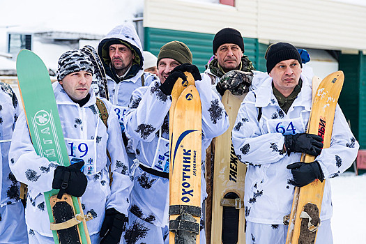 Лыжники в маскхалатах устроили зимнюю охоту на Новосибирском биатлонном комплексе
