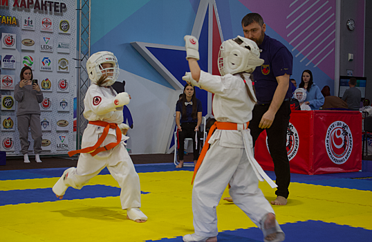 Жёсткие правила и яркий бой: свыше 600 юных спортсменов участвуют в чемпионате по карате в Новосибирске