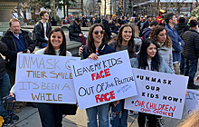 В Нью-Йорке прошел митинг против обязательной вакцинации