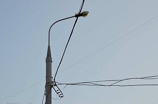 Специалисты продолжили работы по установке опор освещения в Десеновском