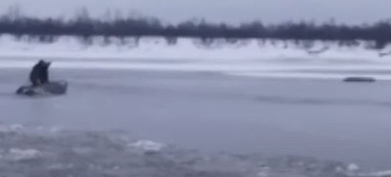 В Томском Колпашево сотрудник транспортной полиции спас упавшего в ледяную воду рыбака — Видео