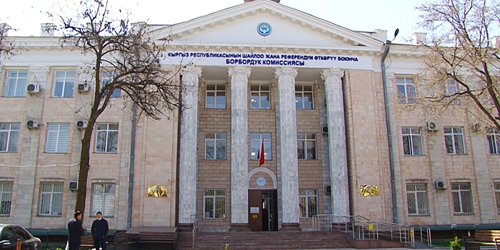 Не согласны с итогами: в Кыргызстане протестующие снова собрались у здания ЦИК
