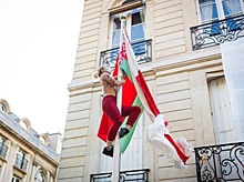 Активистки Femen заменили флаг над посольством Беларуси в Париже
