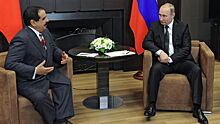 Путин помог королю Бахрейна надеть наушники