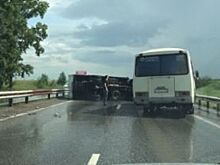На трассе Железногорск - Красноярск перевернулся грузовик и перекрыл дорогу