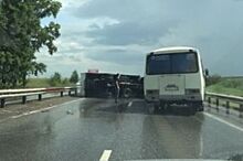 На трассе Железногорск - Красноярск перевернулся грузовик и перекрыл дорогу