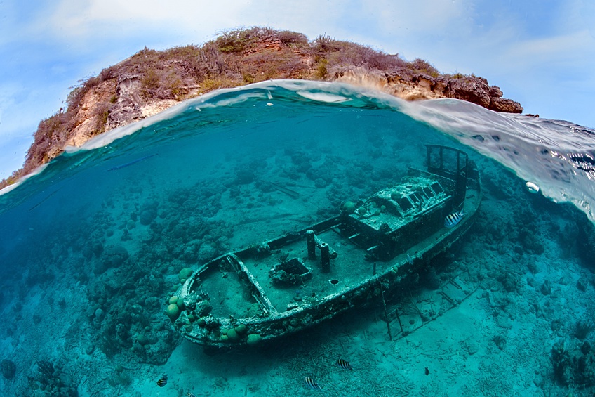 Затонувшая рыбацкая лодка у побережья острова Кюрасао (Антильские острова)