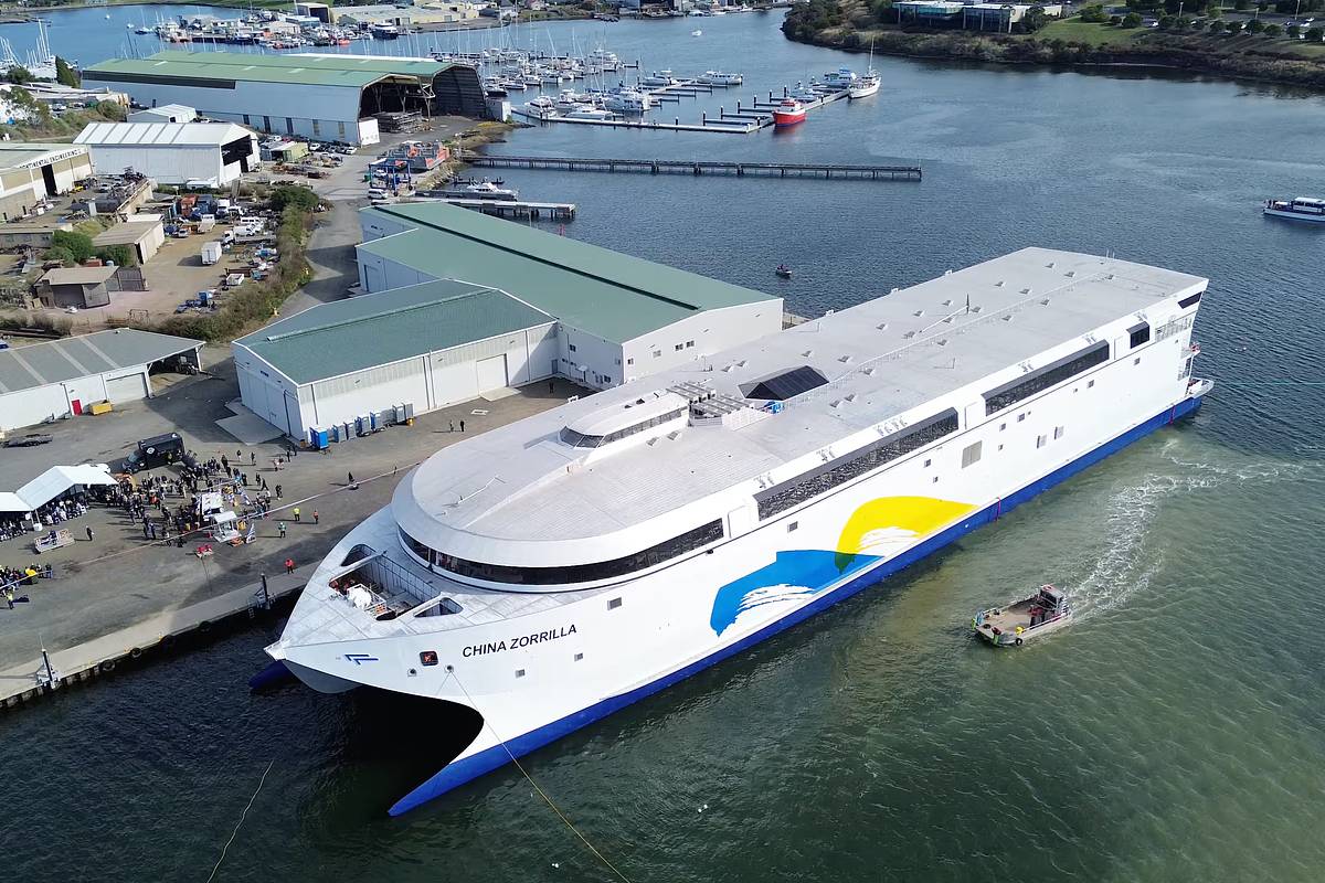 В Австралии спустили на воду крупнейший в мире электропаром