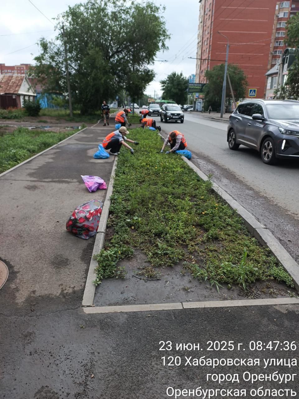 В Оренбурге 275 работников вышли на уборку городских улиц и парков