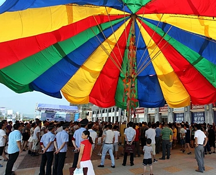 В Китае создан самый большой в мире зонт стоимостью $112 тыс