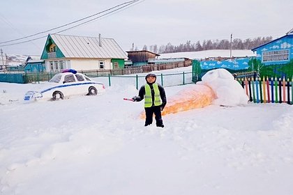 Жительница Башкирии слепила из снега напугавшего водителей автоинспектора