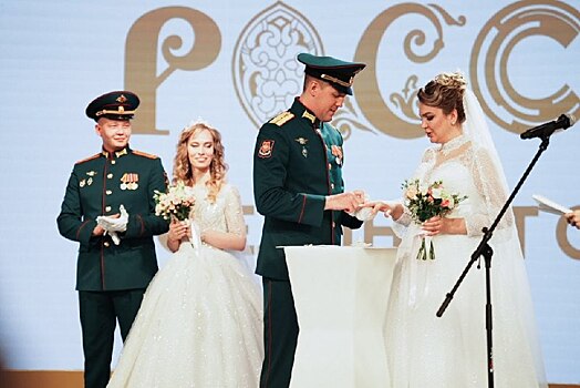 Двое героев СВО из Челябинской области сыграли свадьбы на выставке «Россия» в Москве