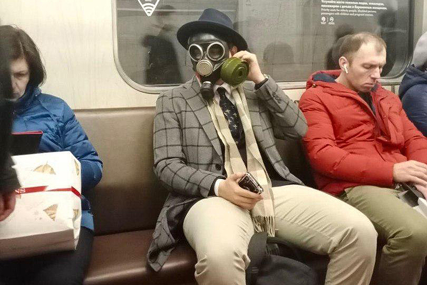 Пассажиры не заметили. Люди в противогазах в метро. Люди в масках в Московском метро. Противогаз метро. Люди в респираторах в метро.