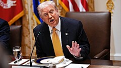 Трамп собрался выдать американцам по 2000 долларов